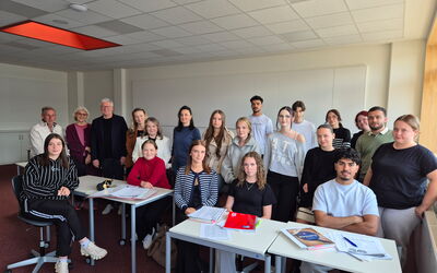 Neue Friseur-Azubis mit Vertretern aus Schule, Innung und Handwerk beim Unterricht in Korbach.